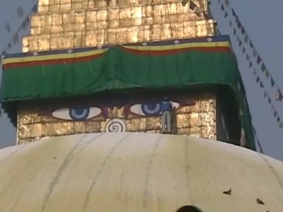 Baudhanath Stupa, Painting the Buddhas Eyes